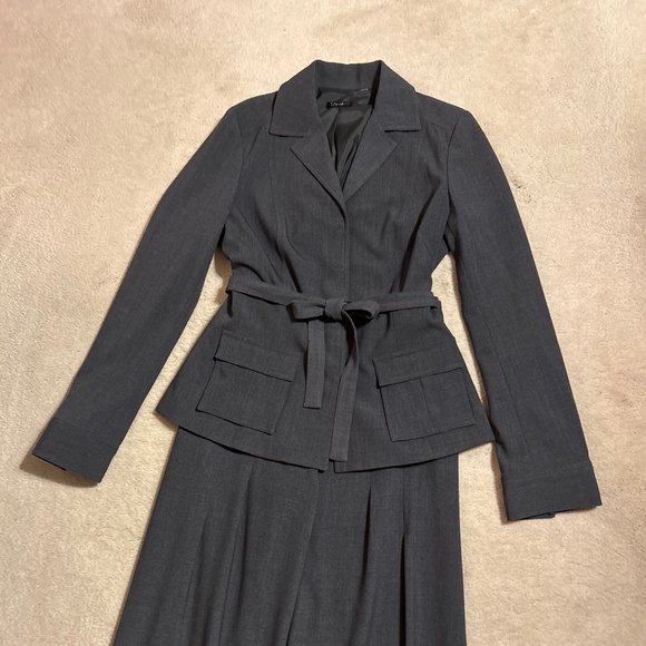 Tahari Dark Gray Suit Jacket, Size 8 - Picture 10 of 16
